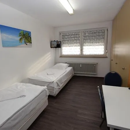 Monteurzimmer Hostel *