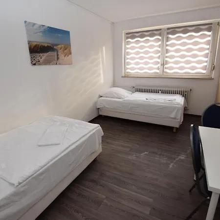 Monteurzimmer Hostel *