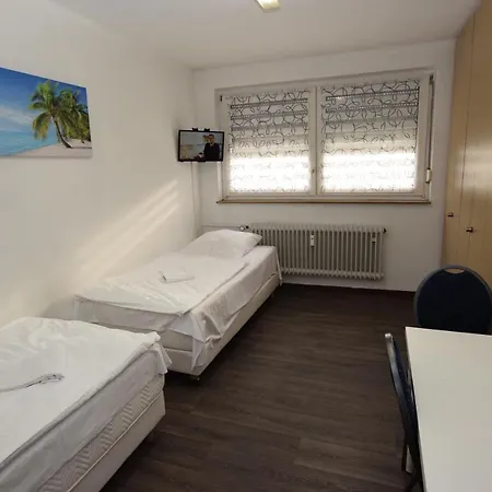 Monteurzimmer Hostel *